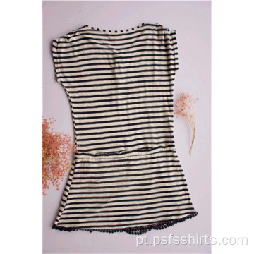 Vestido feminino listrado com decote redondo